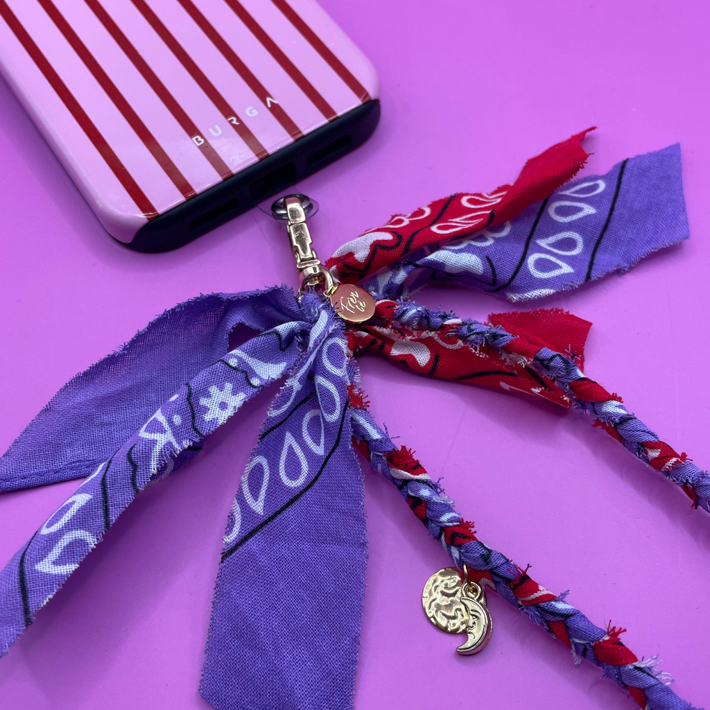 Telefoon en tas hanger paars en rood met gouden bedels