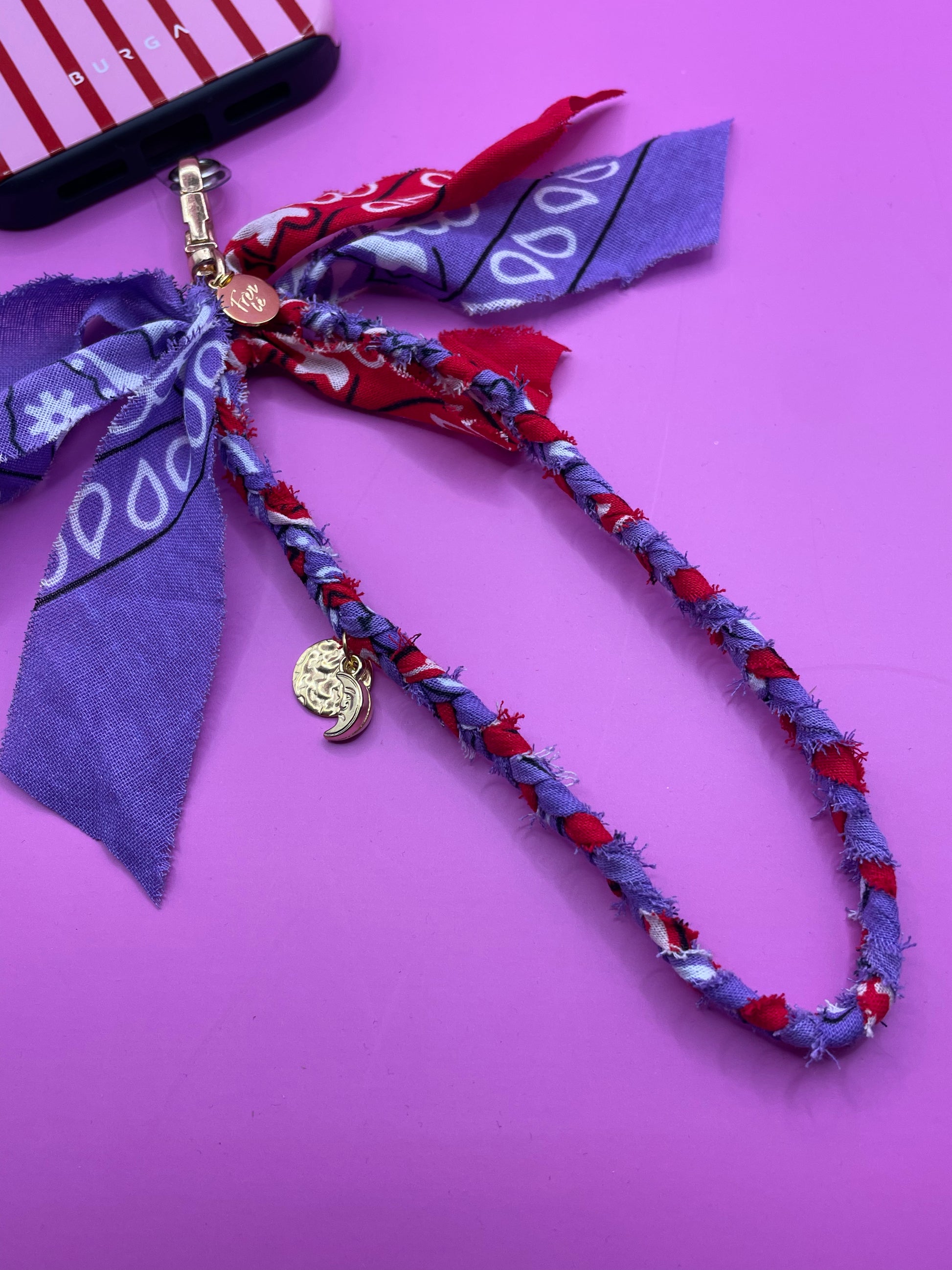 Telefoon en tas hanger paars en rood gouden bedels hand gemaakt