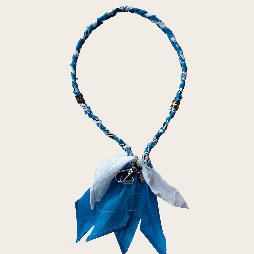Handgemaakt bandana telefoonkoord blauw wit 100% katoen met zilveren bedels