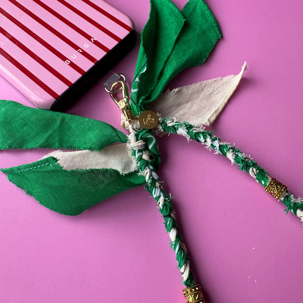 bandana telefoonkoord kort groen beige gouden bedels met bevestiging