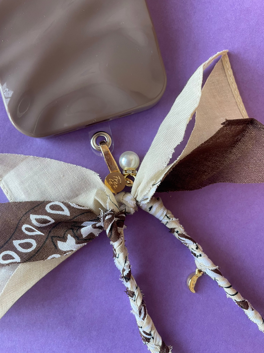 close up telefoonkoord kort beige bruin met gouden bedels