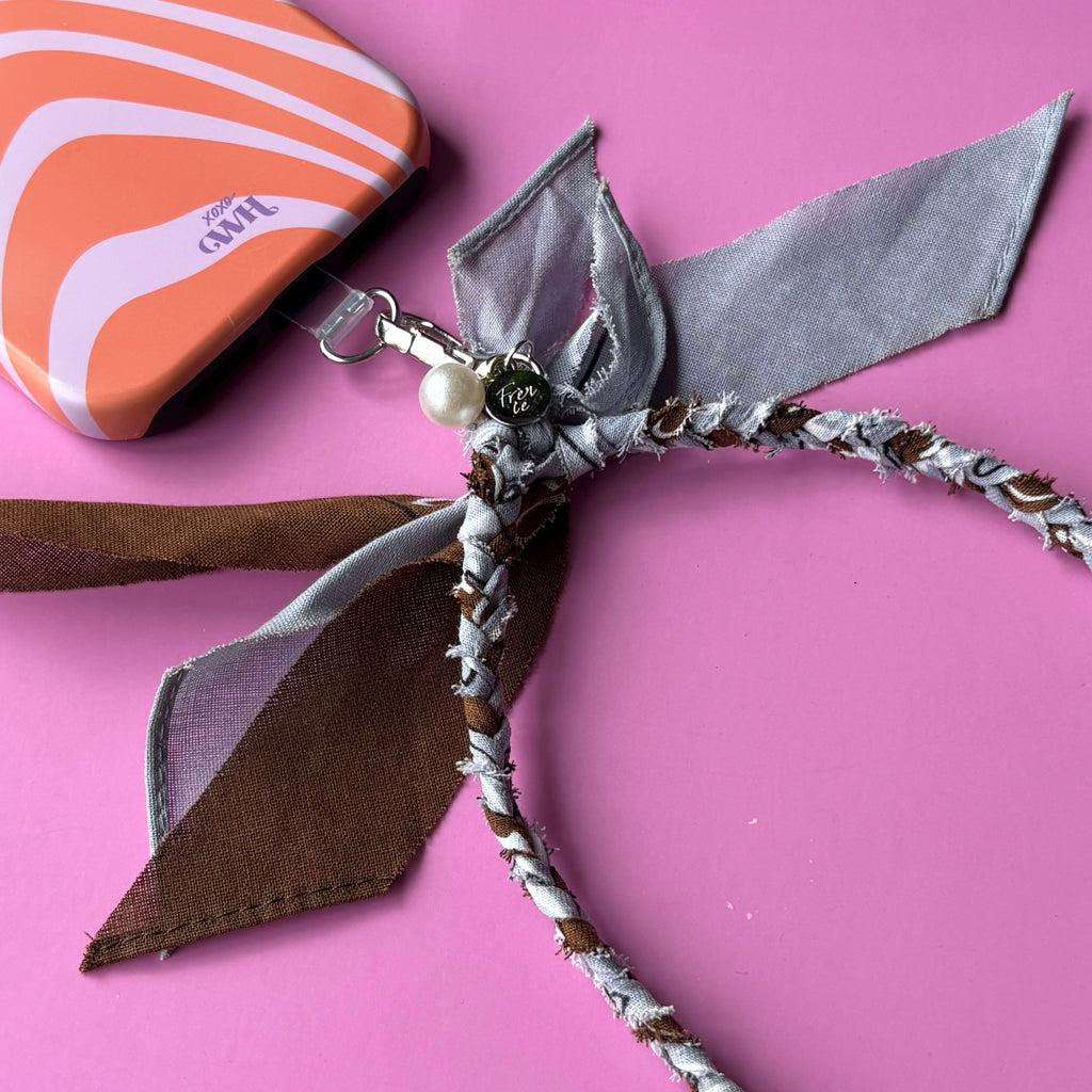 Handgemaakt bandana telefoonkoord kort blauw en bruin met zilveren bedels