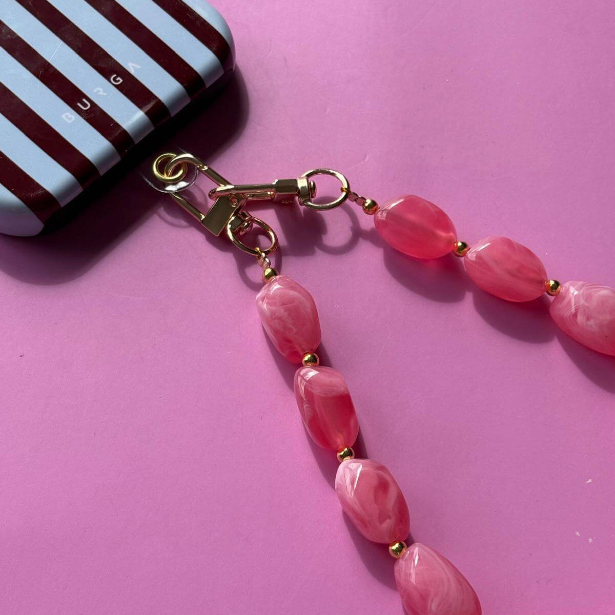 Telefoonkoord kort grote roze kralen met gouden details