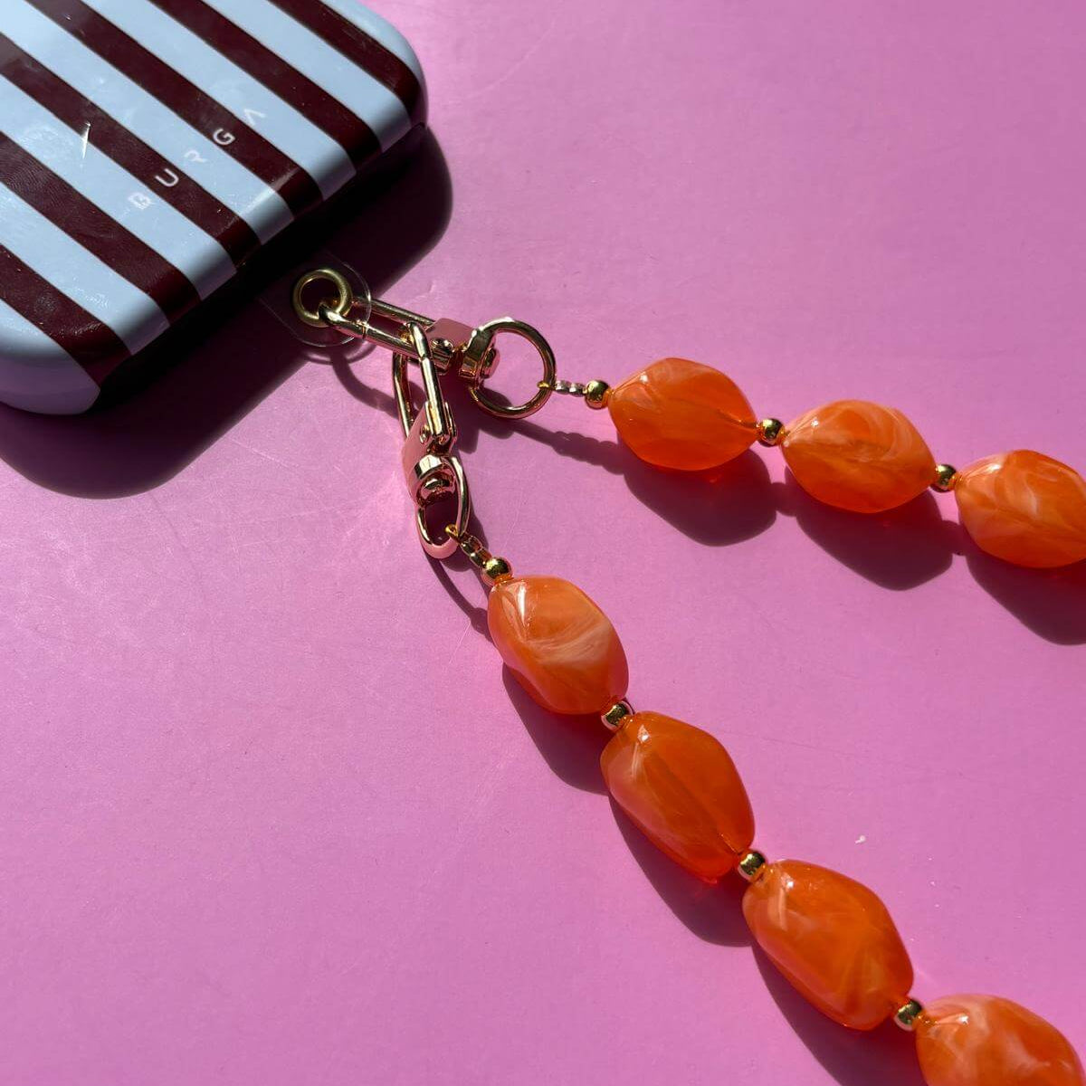 Oranje telefoonkoord kort met kralen en gouden details