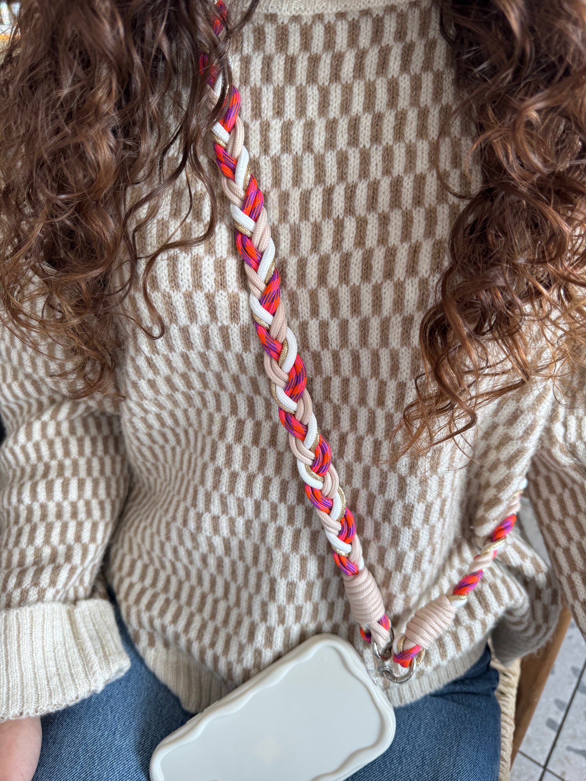 Lang telefoonkoord gedragen door vrouw met telefoon.