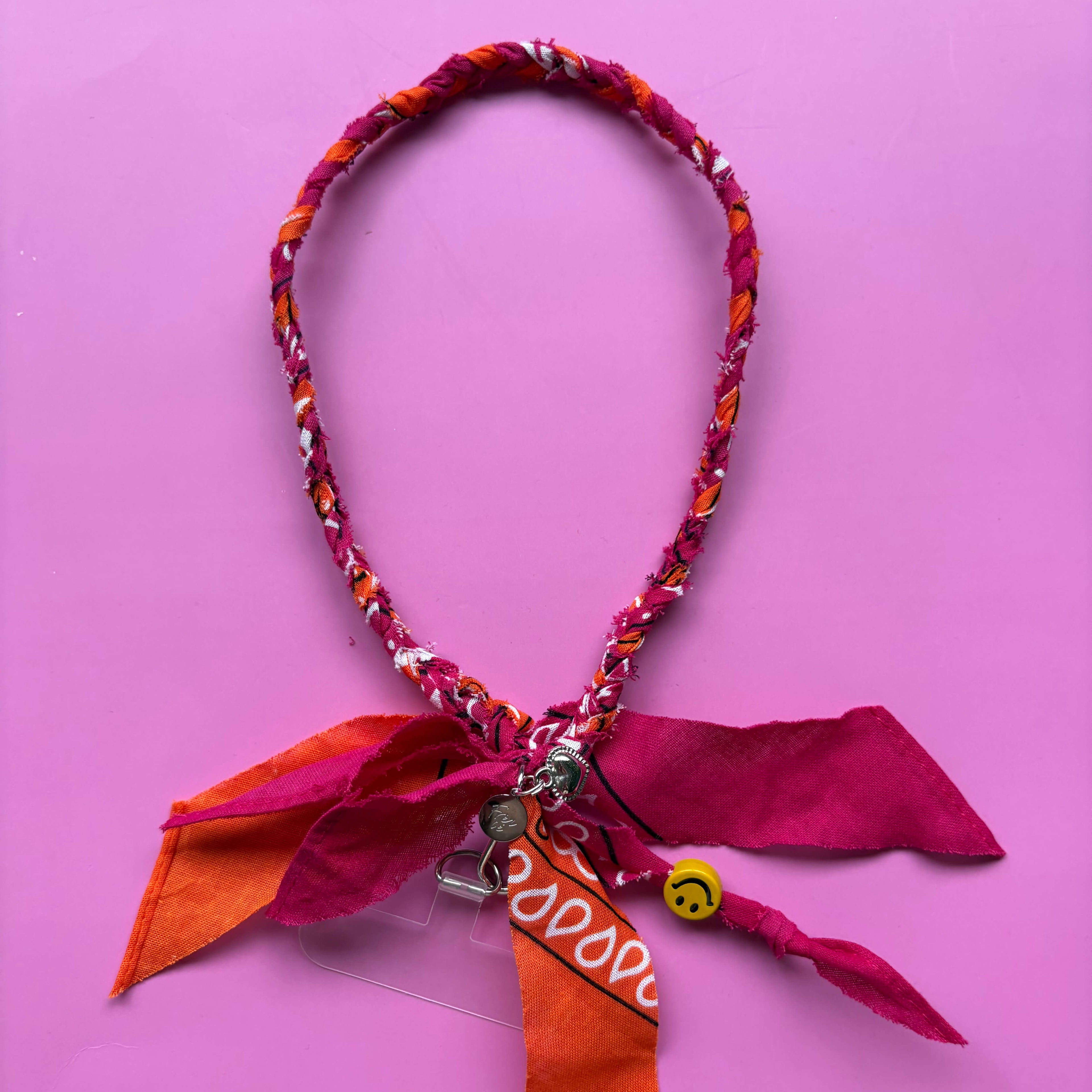 Bandana telefoonkoordje fushcia roze en oranje met zilveren bedels en smiley