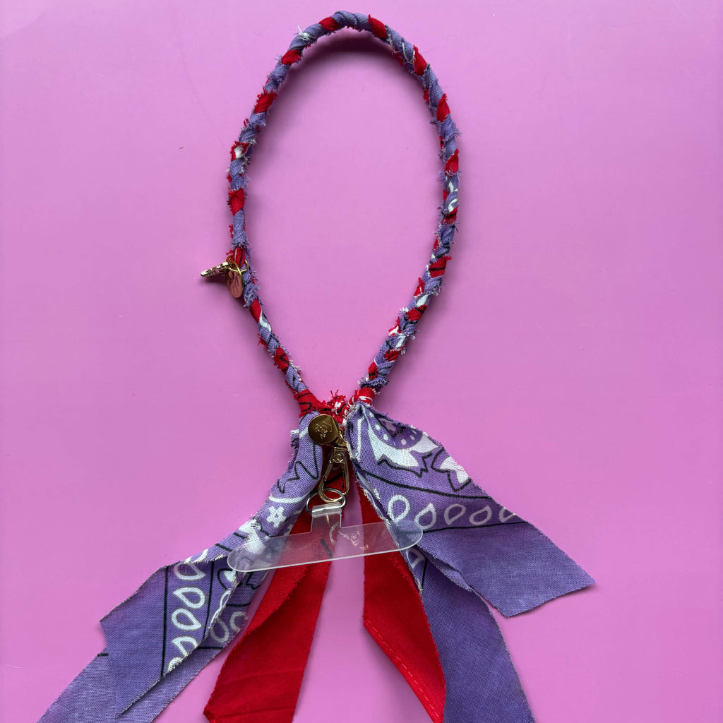 Gevlochten telefoonkoordjes paars en rood met gouden bedels 