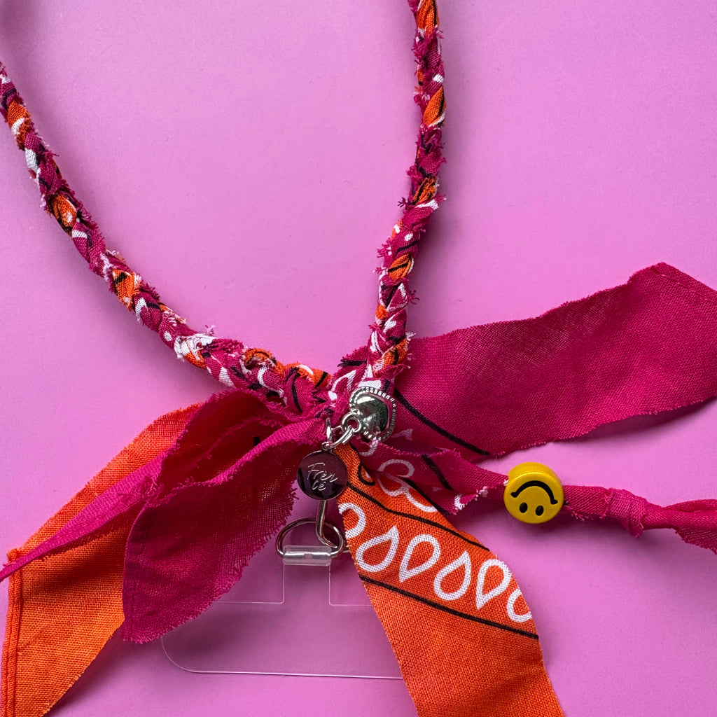 Bandana gevlochten telefoonkoordje met bevestiging en zilveren bedels
