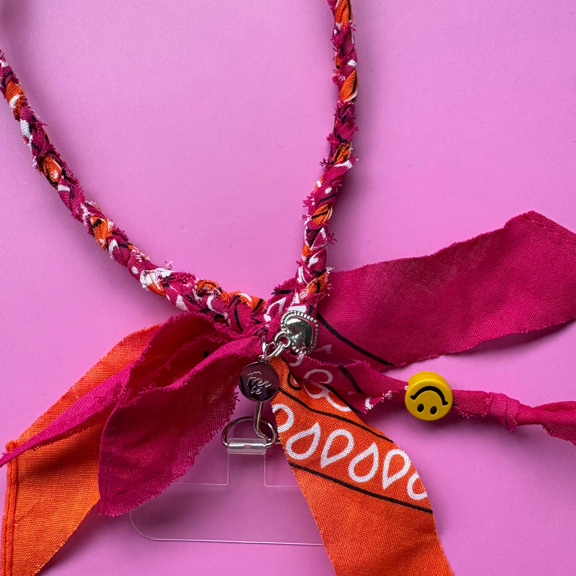 Bandana gevlochten telefoonkoordje met bevestiging en zilveren bedels