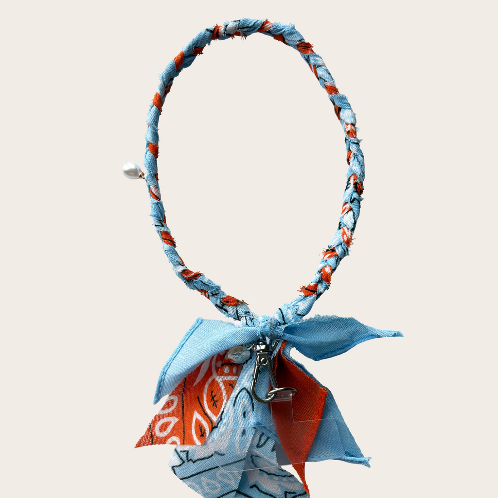 Bandana telefoonkoordje lichtblauw oranje parel bedels