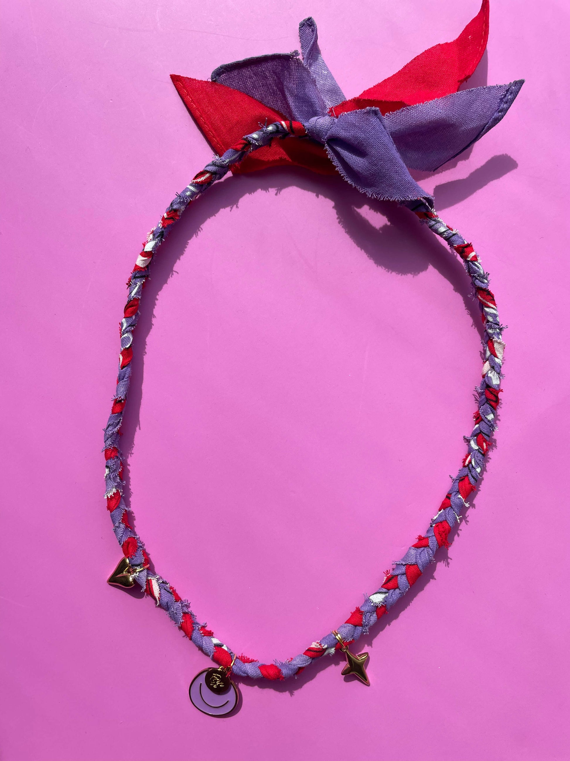 Ketting bandana handgemaakt met gouden bedels en rode en paarse kleuren