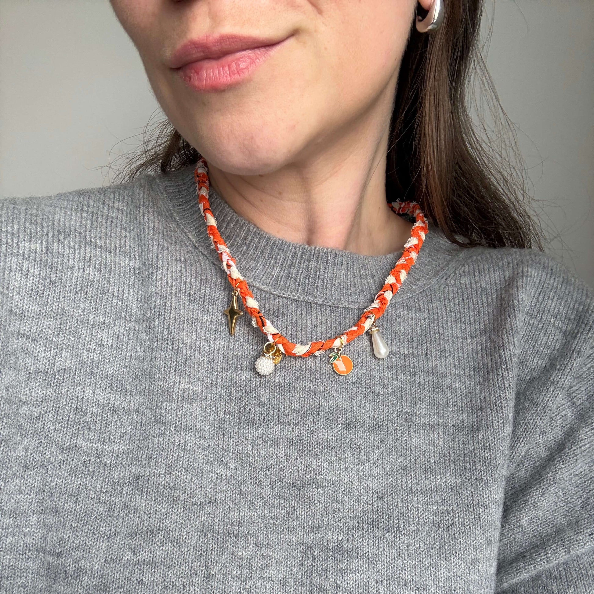 Bandana ketting oranje met parels en gouden bedels
