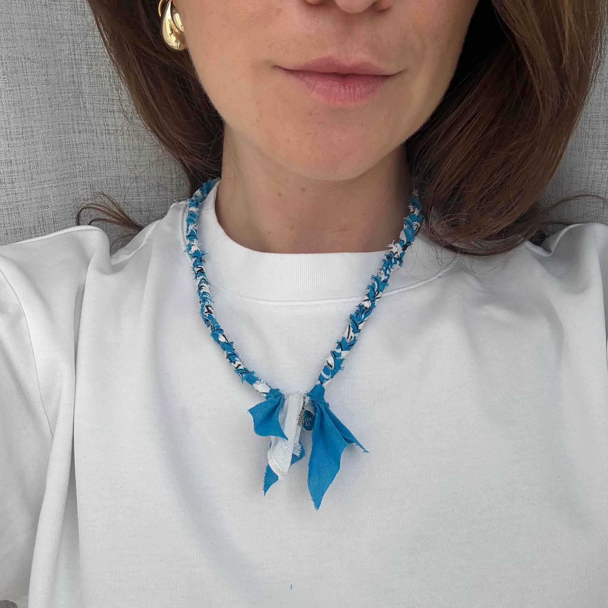 Handgemaakte gevlochten bandana ketting blauw wit met zzilveren bedel