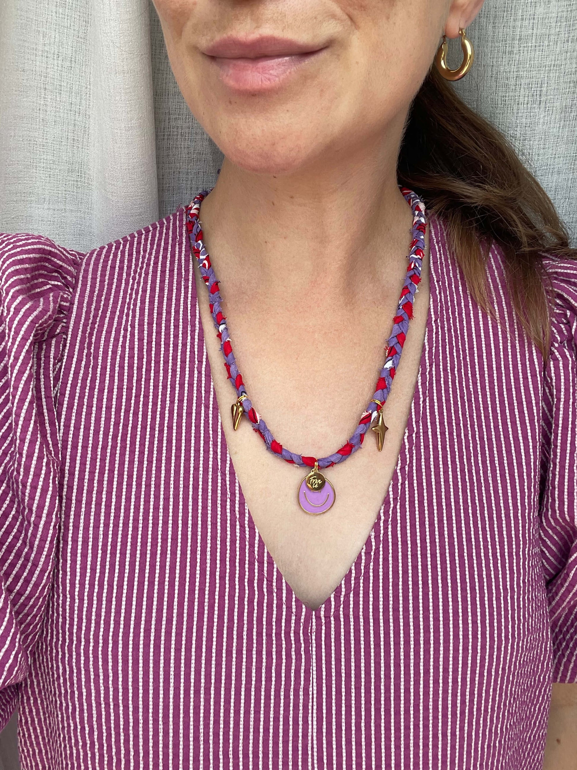 Handgemaakte bandana ketting Red & Purple met opvallende gouden bedels