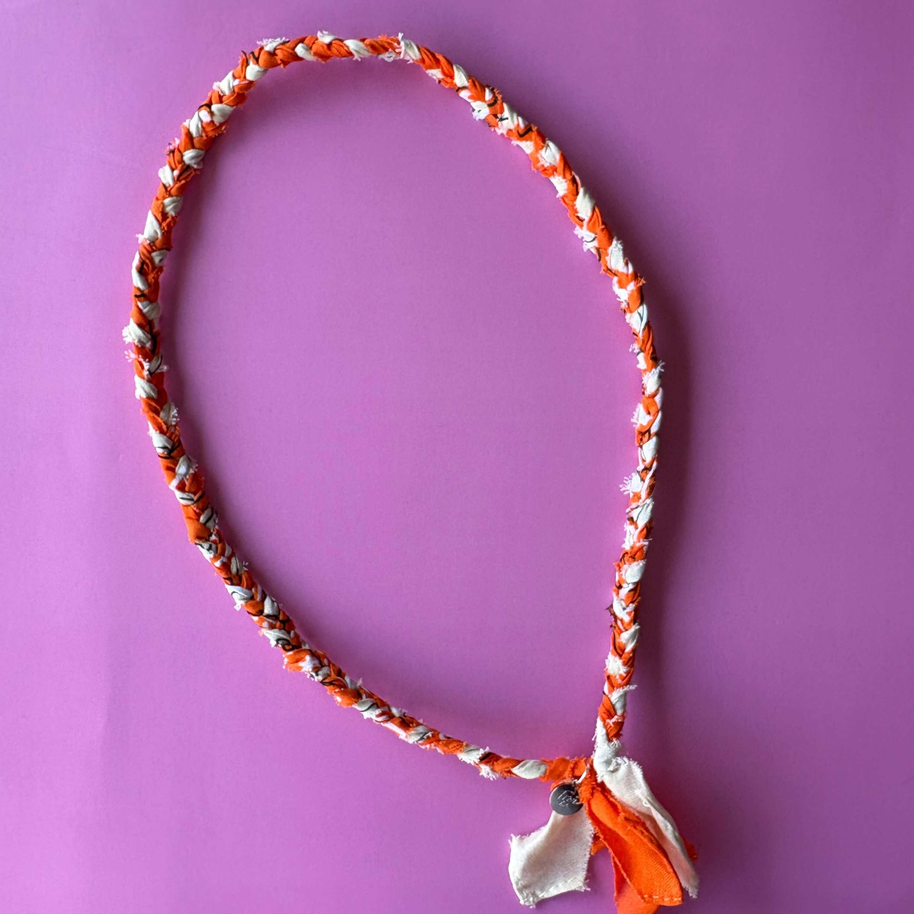 gevlochten koningsdag oranje bandana ketting met zilveren bedel 