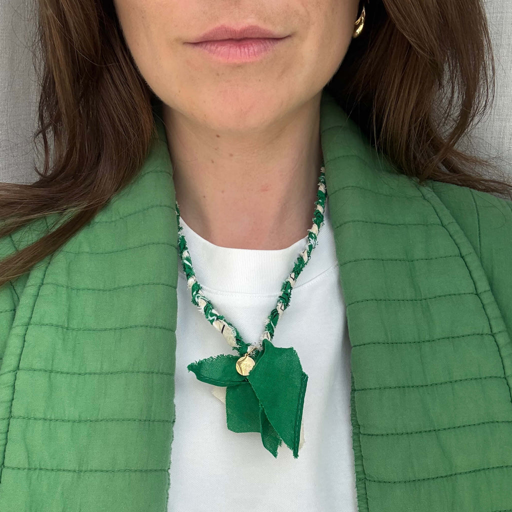 groene bandana ketting handgemaakt en gevlochten met gouden bedel