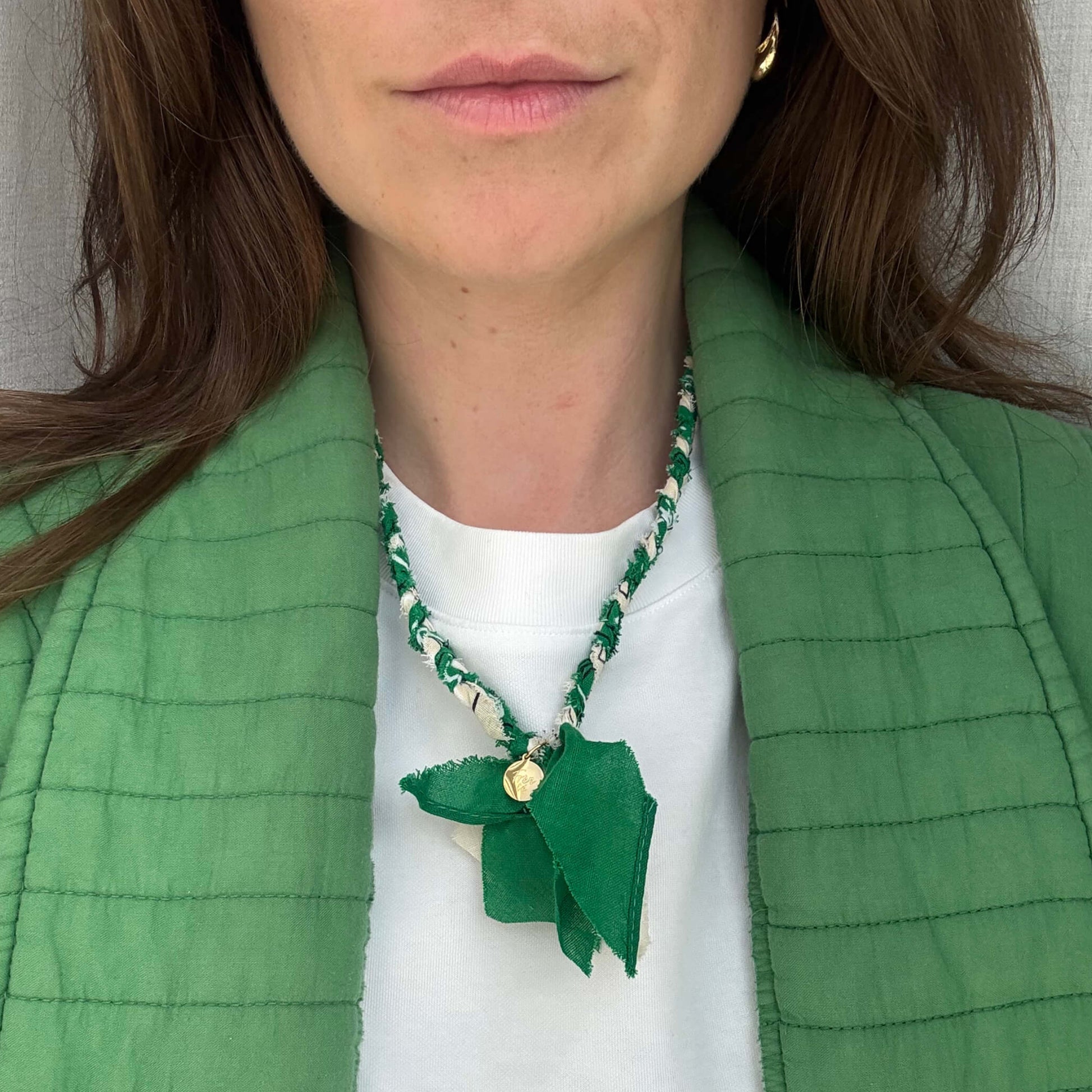 groene bandana ketting handgemaakt en gevlochten met gouden bedel