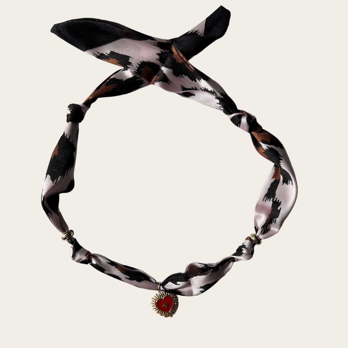 product foto sjaaltje panter chocker ketting gouden bedels